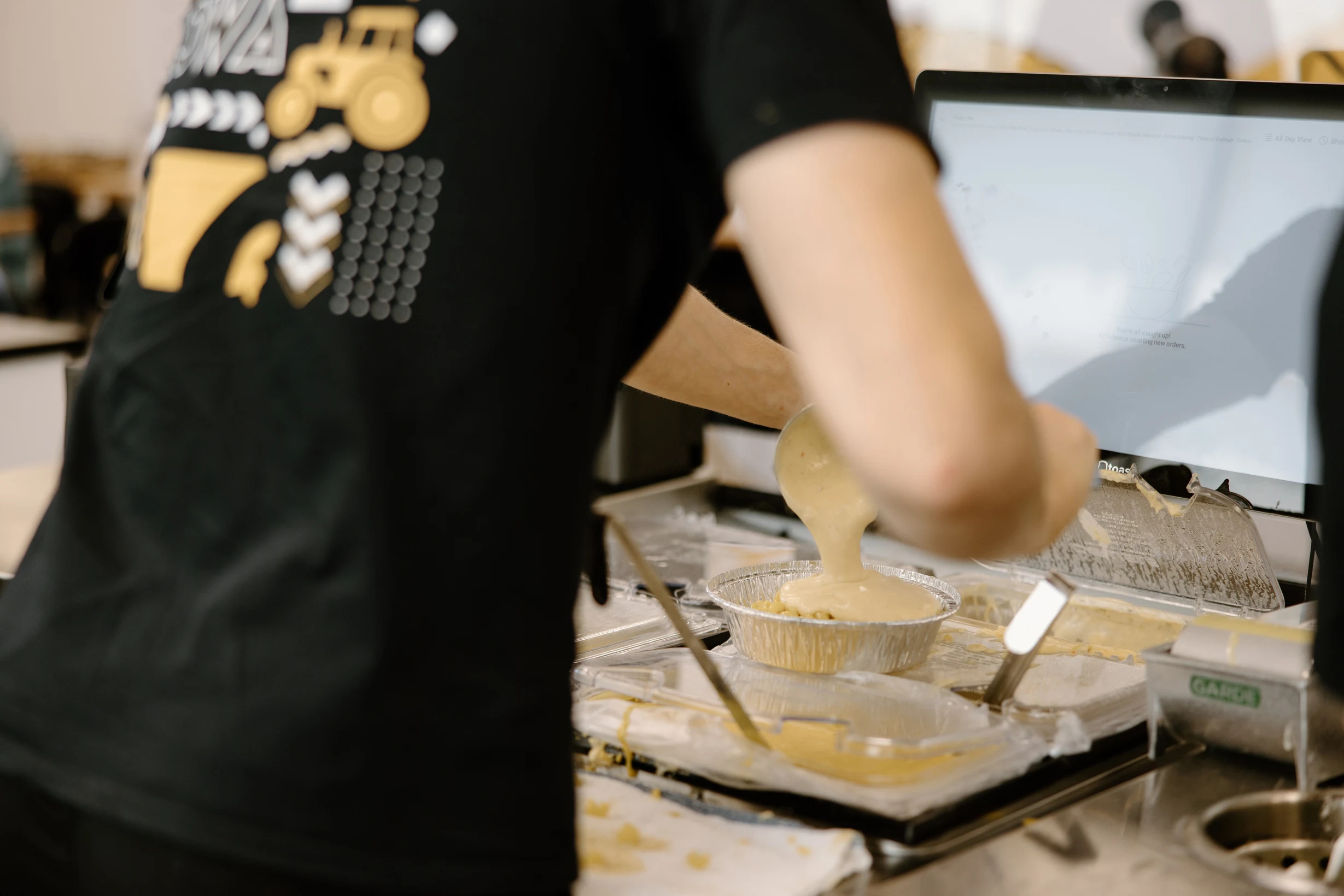A Roni’s team member preparing macaroni and cheese